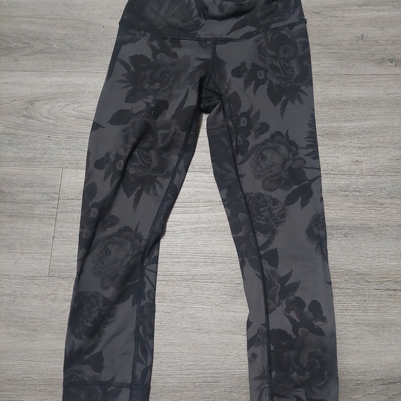 Lululemon gray flower print Sz 4 - Picture 1 of 4